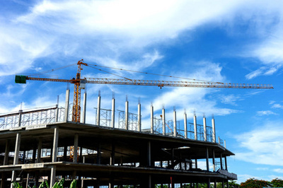 起重設備在建筑施工現場的關鍵作用與管理要點